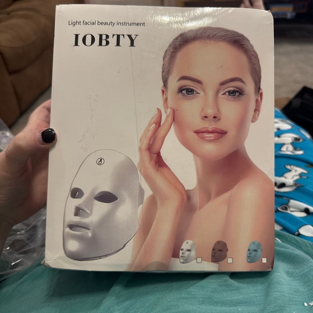 IOBTY 7 Color LED Facial Beauty Light Therapy Instrument Cordless Face Mask